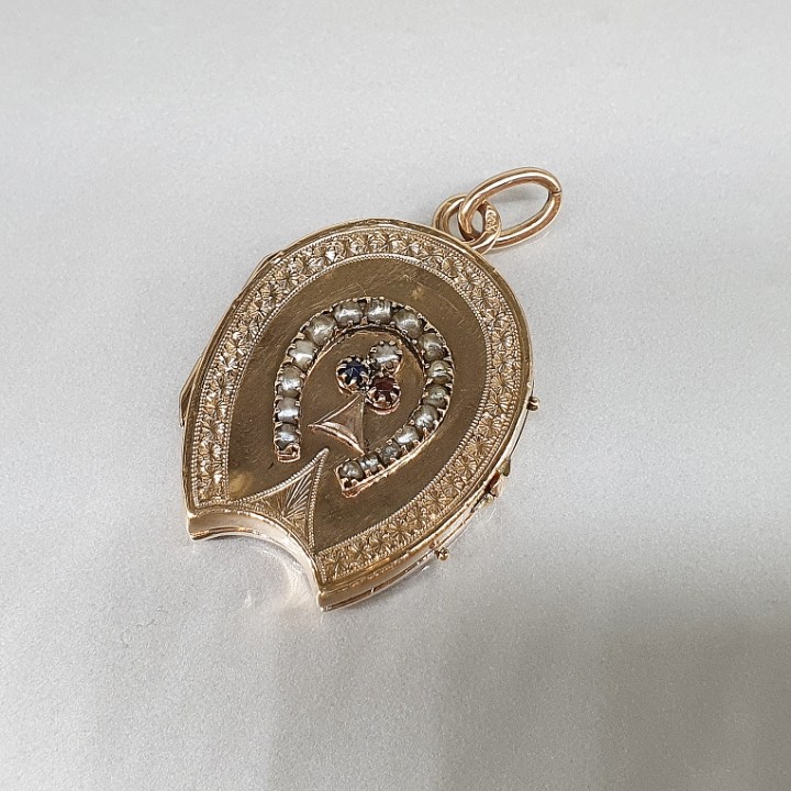 https://ekszeraukcio-product.s3.eu-central-1.amazonaws.com/a38a0d43-59e2-4fe1-ab6f-4f7ae6e4f84a