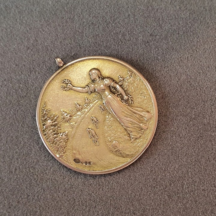https://ekszeraukcio-product.s3.eu-central-1.amazonaws.com/e6ec9829-79a5-45e4-aebc-9b149dfeb34b